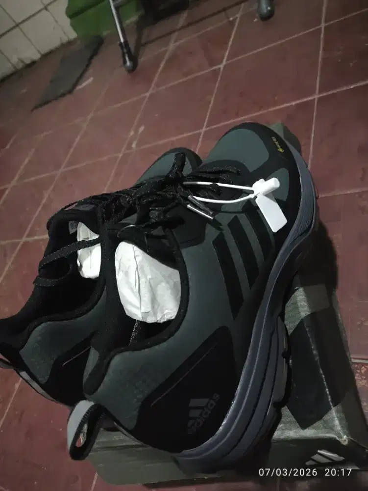 Sepatu Adidas goretrex