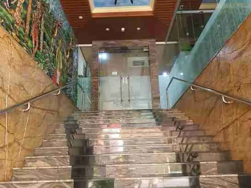 Gedung di kawasan Blok M furnished dijual.