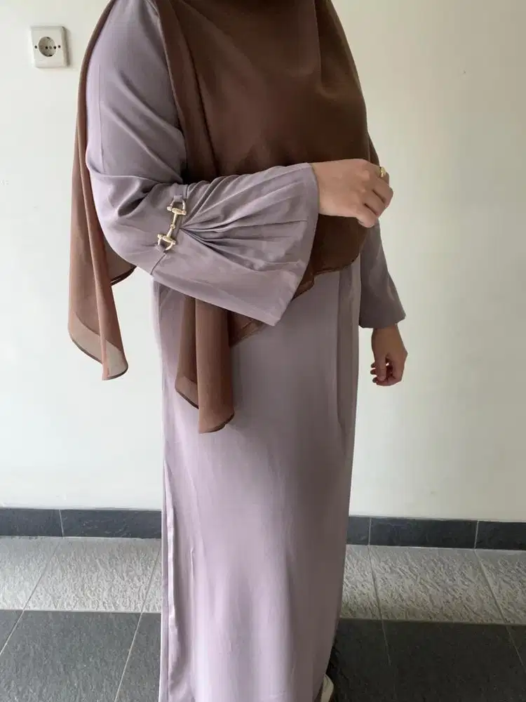 Raqeema Abaya, bahan halus dan jatuh