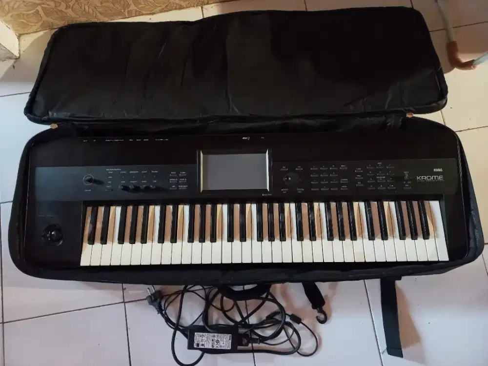Keyboard merk KORG krome 61 plus gigbag tebal