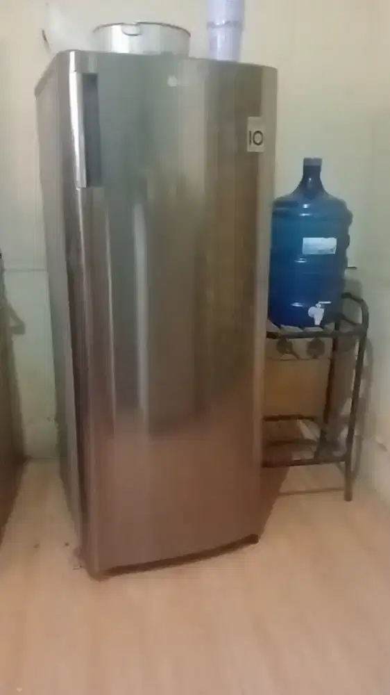 Dijual frezeer 6 tingkat merk LG