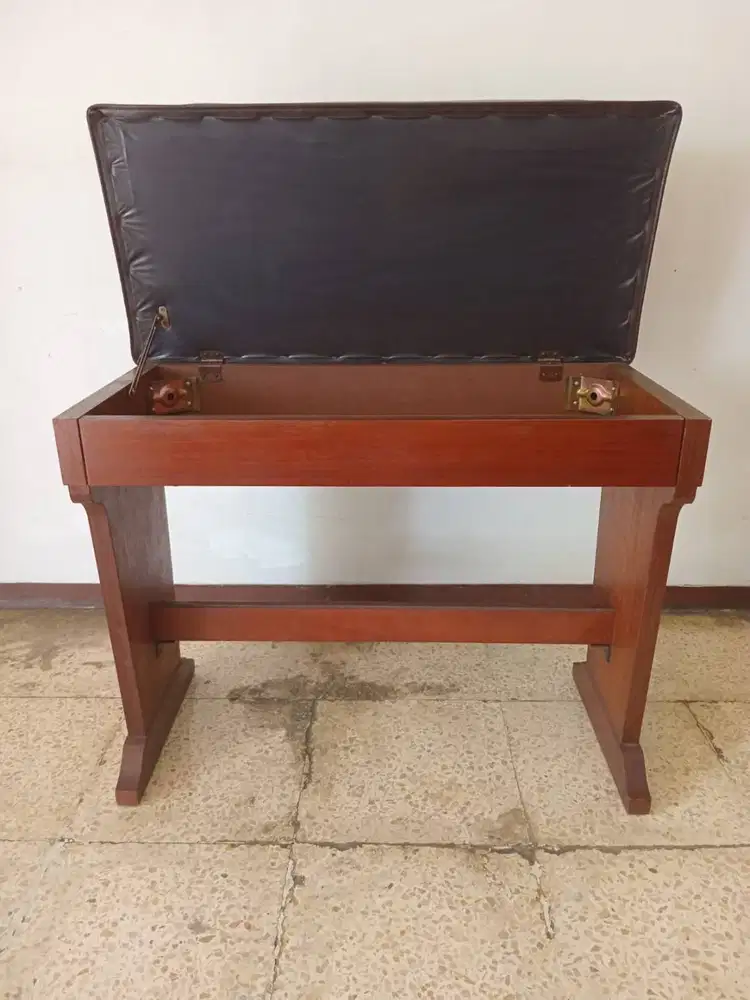 Bangku piano kayu