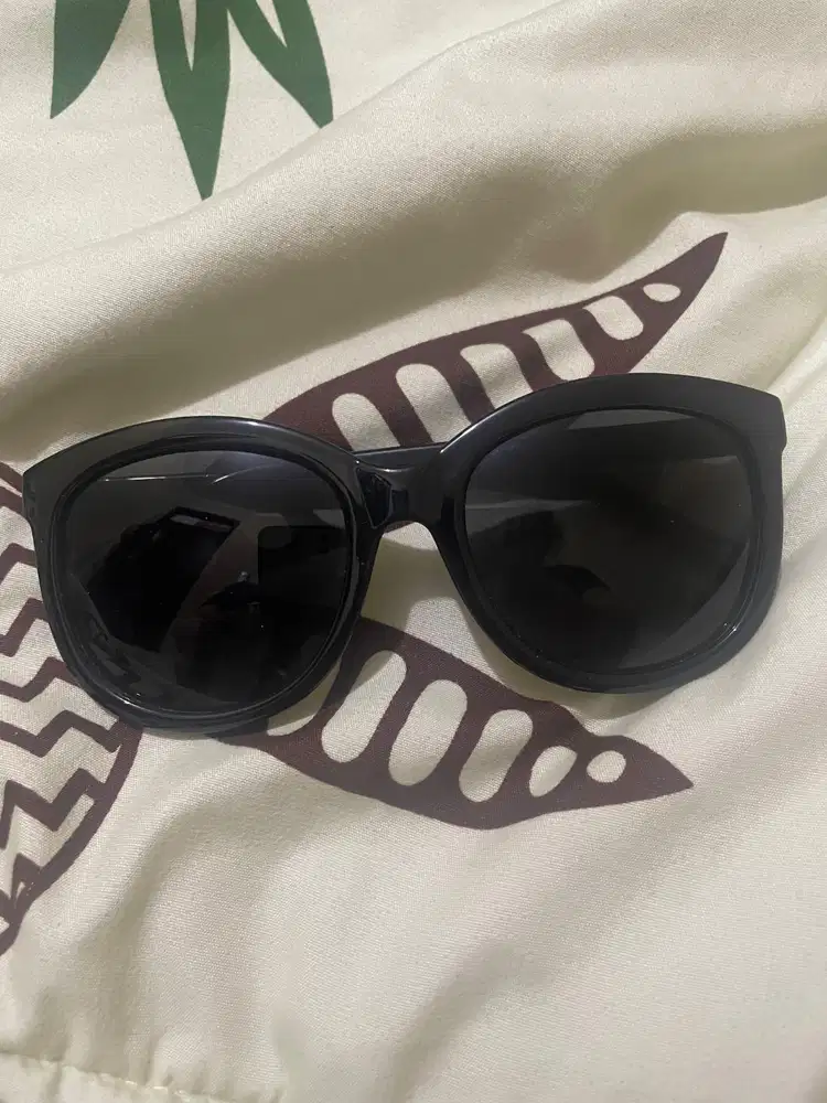 Kacamata hitam Fossil