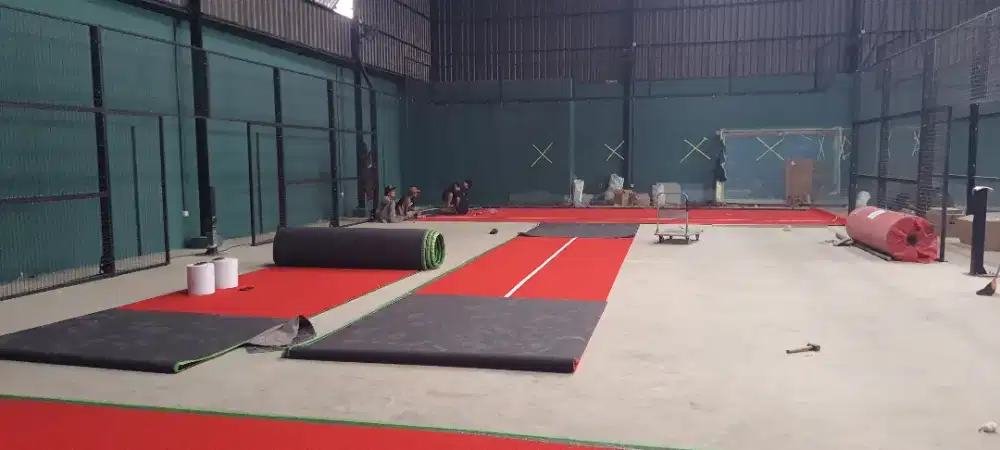 Lapang padel rangka besi kaca rumput sintetis