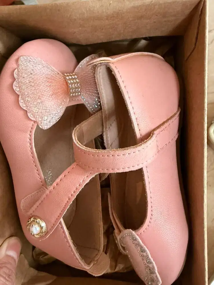 Sepatu Anak Perempuan Pink Elegant – Detail Pita Manis