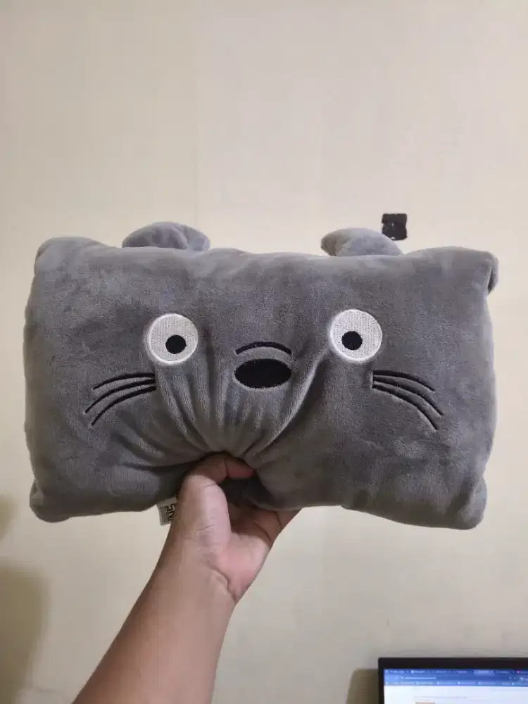 Bantal tangan ghibli