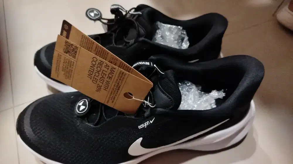 Sepatu Nike masih baru