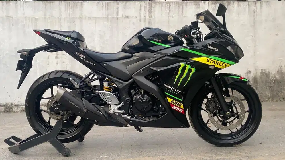 Yamaha R25 2015 Limited Edition Tech3 Team. Warna hitam,