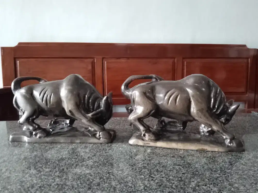 Kerajinan patung banteng batu hitam natural alami