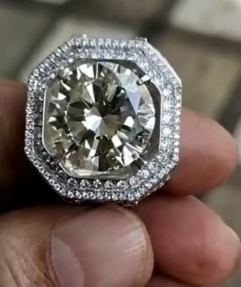 Dijual cincin emas dgn berlian putih 11.87 crat ada memo AGL