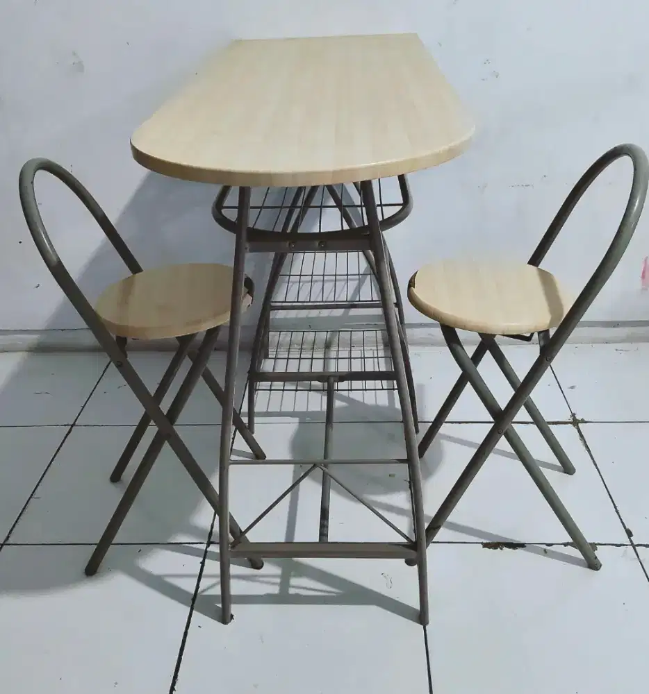 Jual 1 set meja + 2 kursi IKEA bekas, kondisi terawat dan kuat.