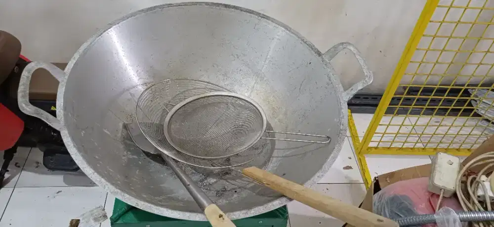 Kuali besar, saringan besar n spatula, msh bagus.