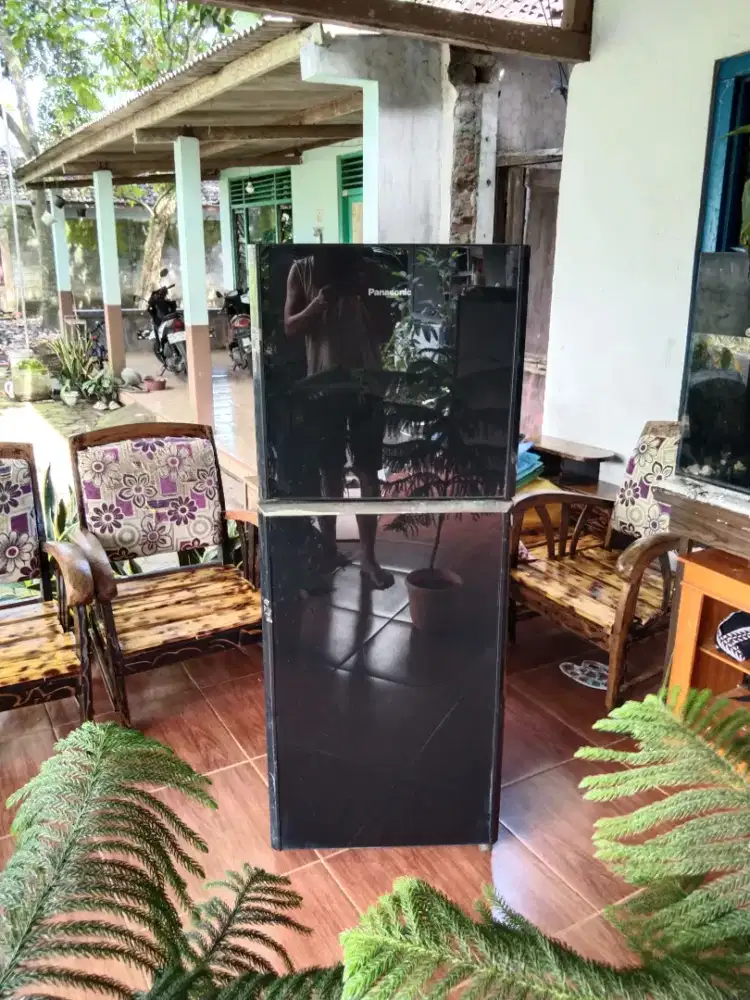 Kulkas 2 pintu tempered glass dijual cepat