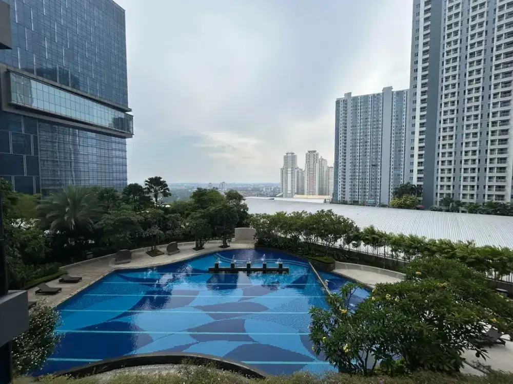 LARIZ MANSION PAKUWON MALL Lantai rendah pool view