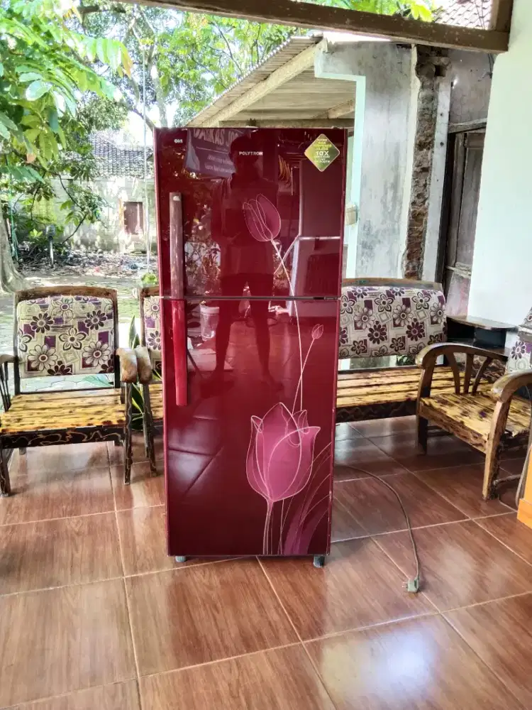 Kulkas 2 pintu kembang merah dijual cepat