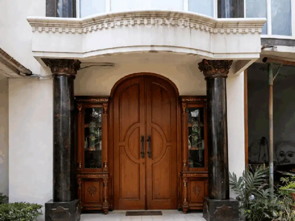 Rumah Usaha Yang Masih Beroperasi Di Surabaya Jawa Timur