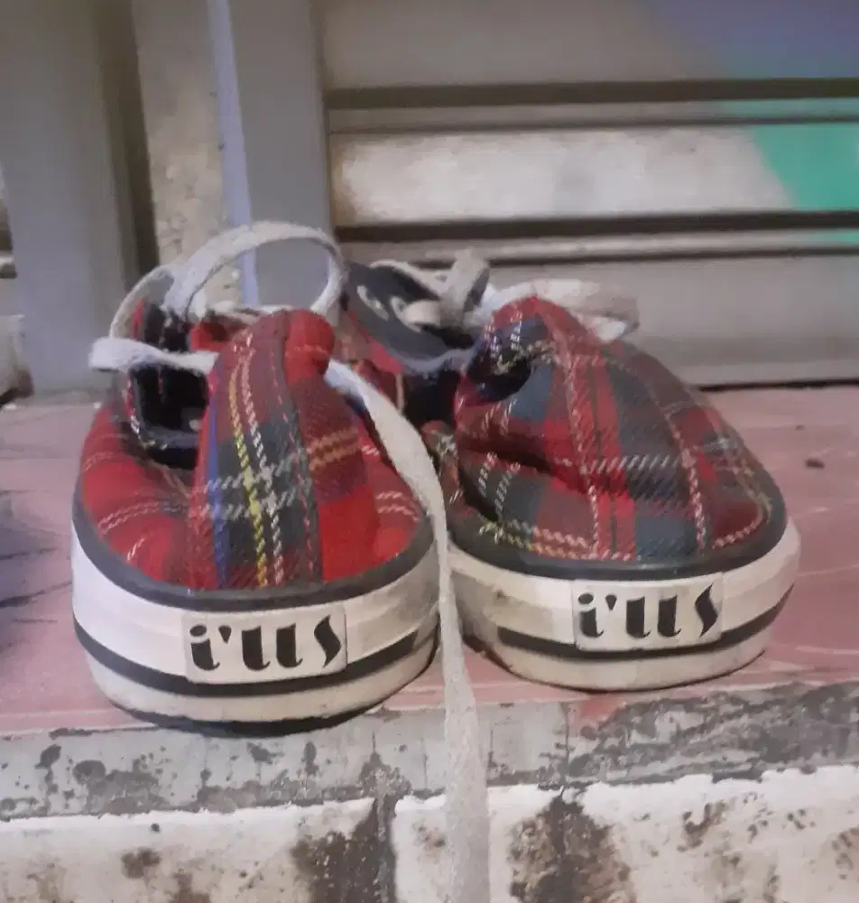 Sneakers ILLS model Flanel Cakep, masih mululs uk 39/40 panjang