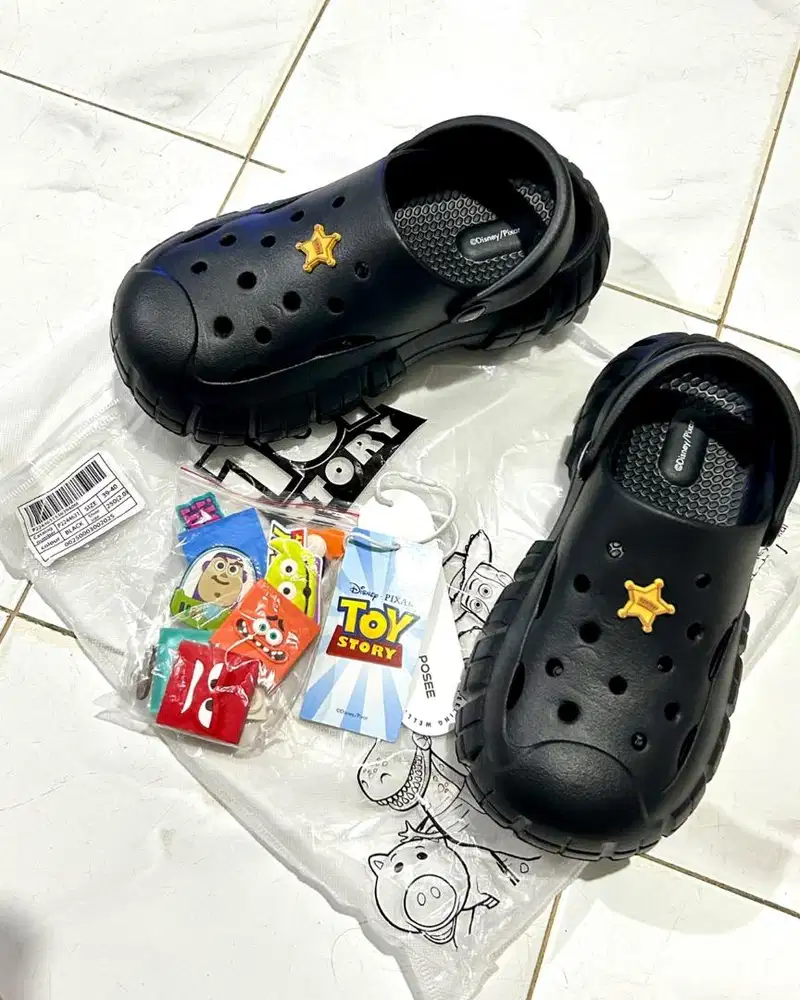 Sandal POSE X DISNEY Original Sendal Kasual model Crocs POSEE ORI BARU