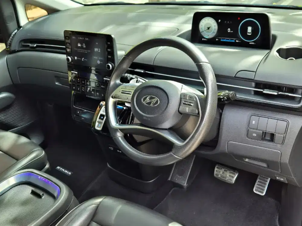 Hyundai Staria Signature 9 Seater 2024 Hitam KM Rendah Cash