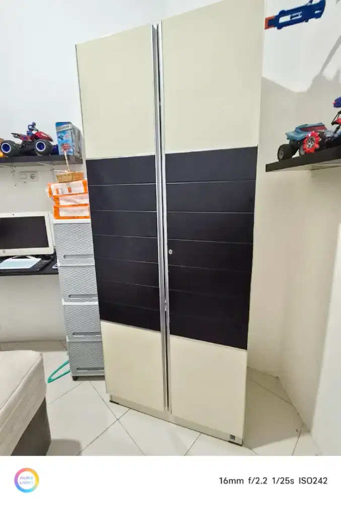 Lemari informa masih utuh