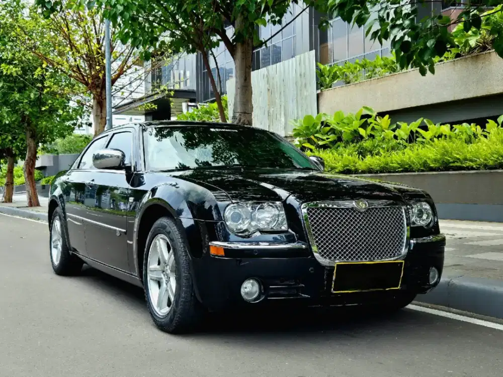 Chrysler 300c Bentley kolektor Antik KM rendah mobil antik 2011 cash