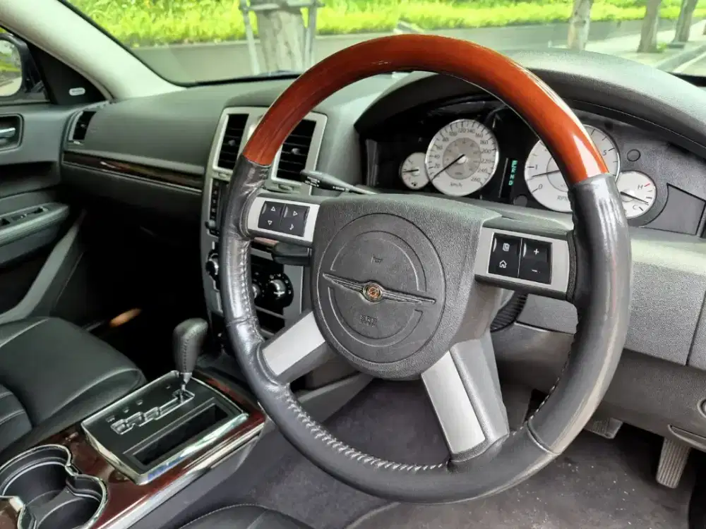 Chrysler 300c Bentley kolektor Antik KM rendah mobil antik 2011 cash