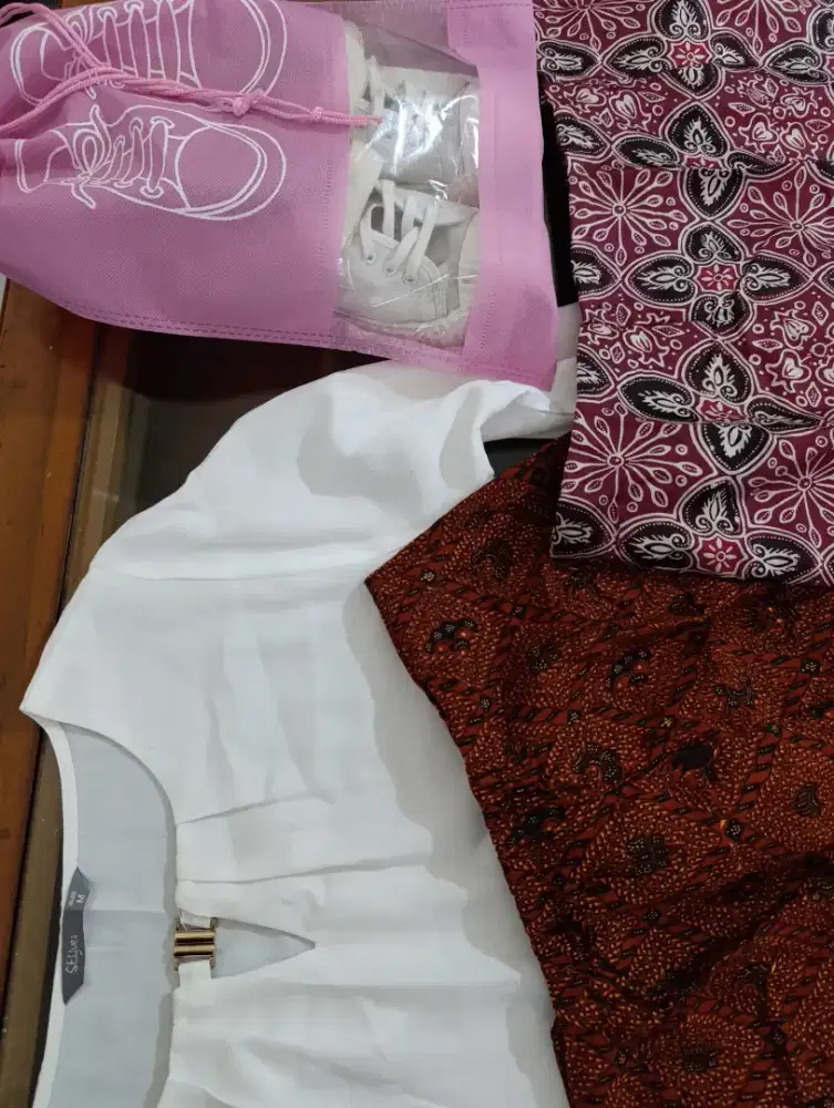 Baju fashion wanita, sepatu kets anak putih