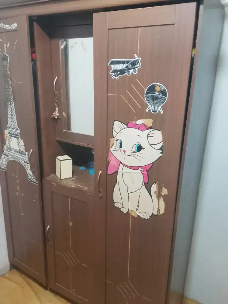 Lemari cewek kayu biasa