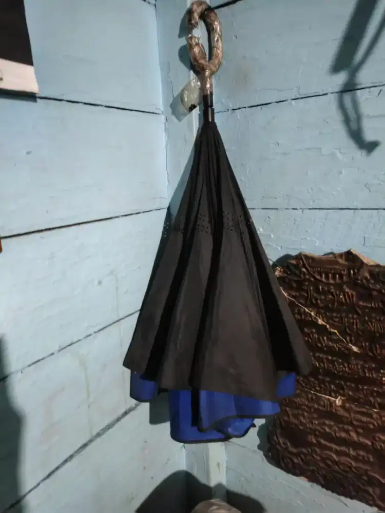 Payung lama di gudang