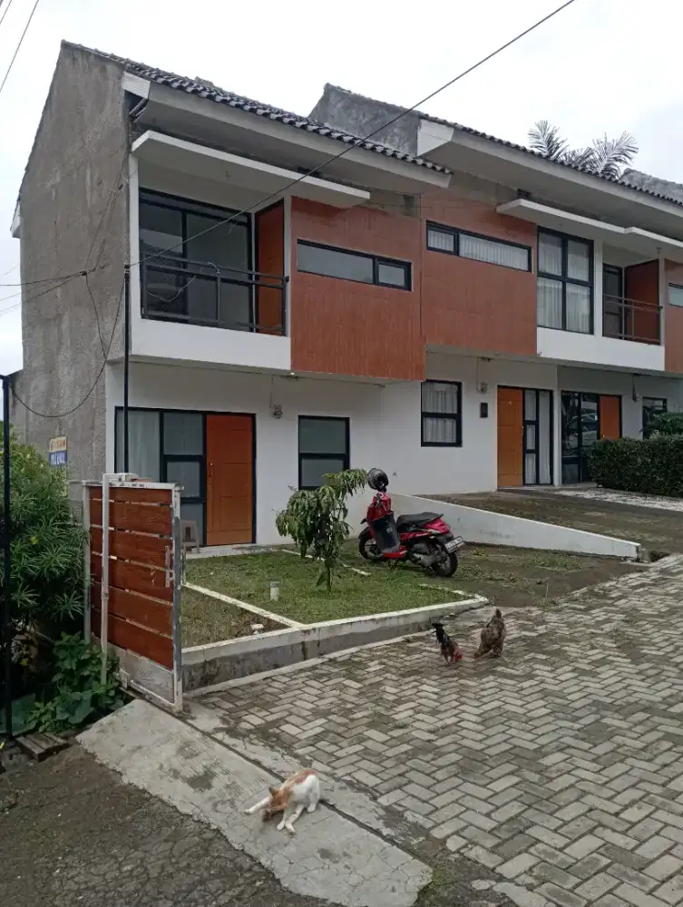 Rumah 2 lantai lokasi strategis siap huni