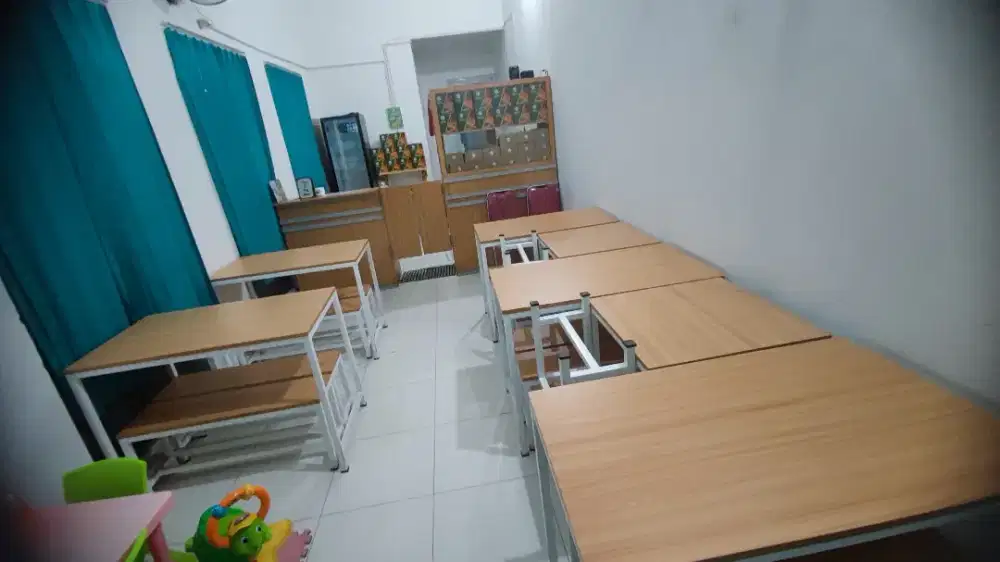 Etalase, Meja, dan Kursi Rumah Makan Lengkap Siap Pakai
