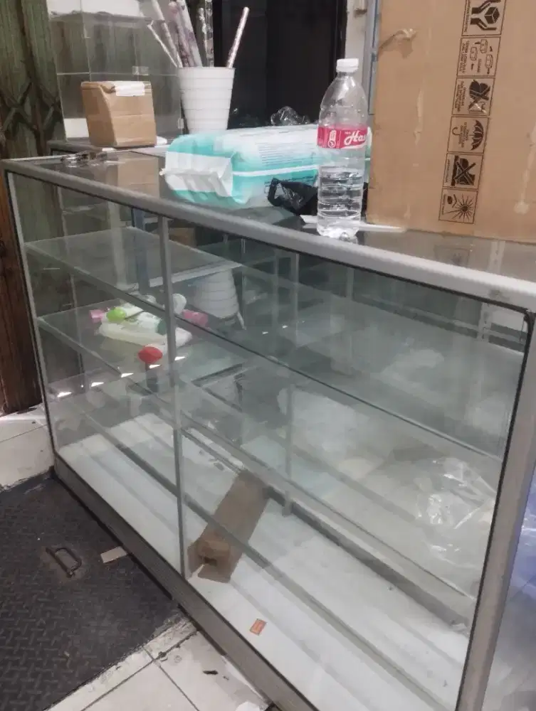 Etalase bekas panjang 1,5 M