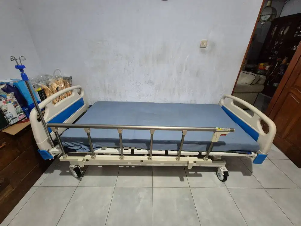 Tempat Tidur Pasien merek Sella 3 Crank KY3032