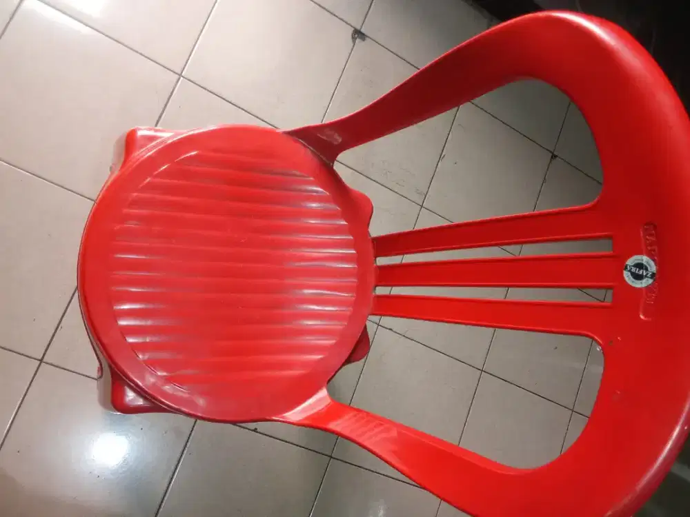 1 kursi plastik merah maron