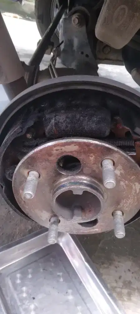 Spesialis rem mobil tromol dan cakram