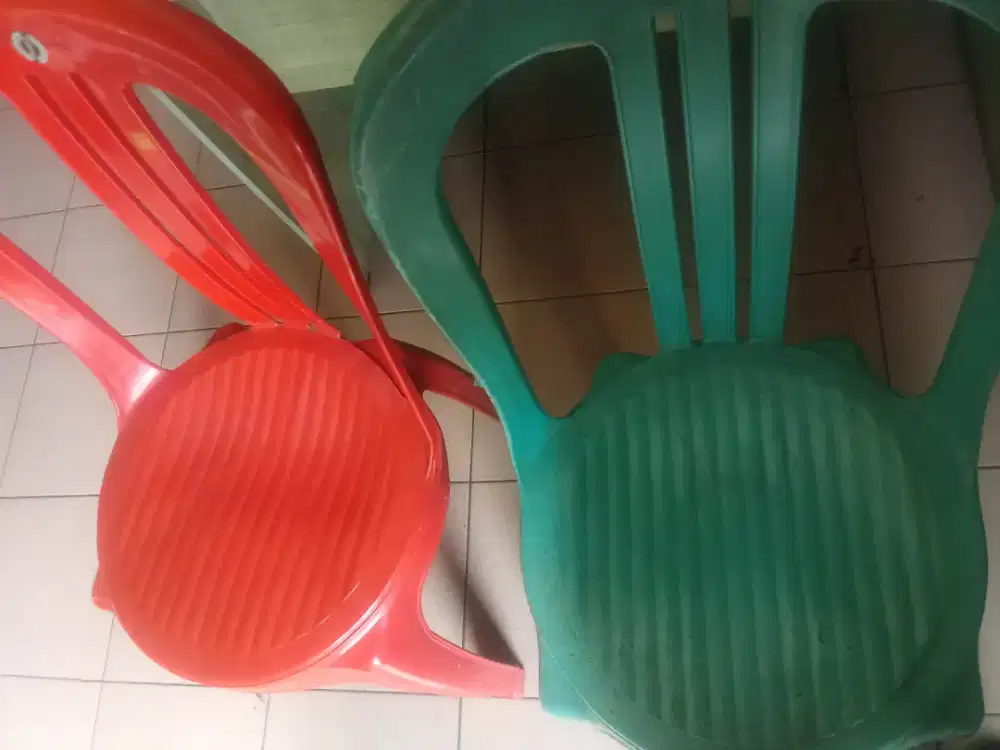 1 kursi plastik warna hijau