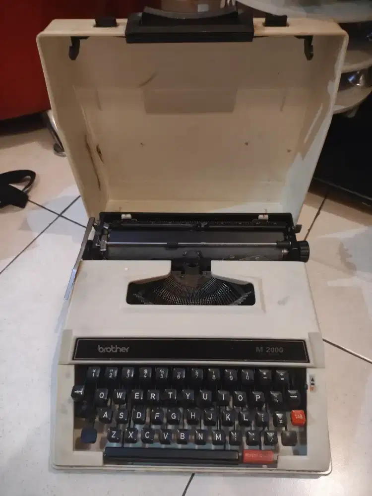 Dijua mesin ketik manual