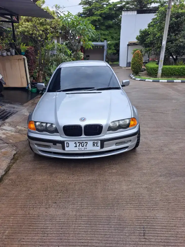 BMW E46 318i tahun 2001