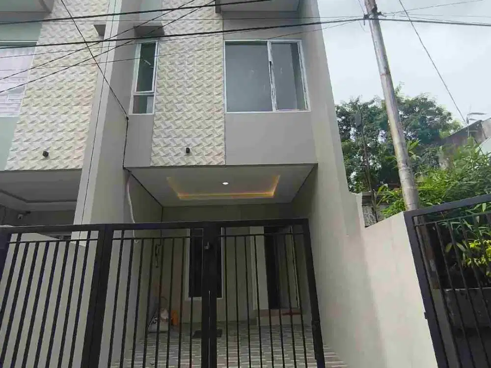 Di jual Rumah bangunan baru 3 lantai siap huni di duri kepa jakarta barat