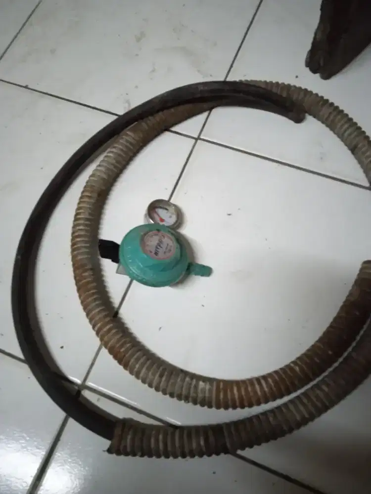 Selang dan regulator kompor gas