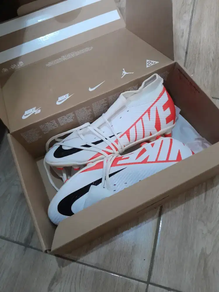 sepatu bola Nike mercurial