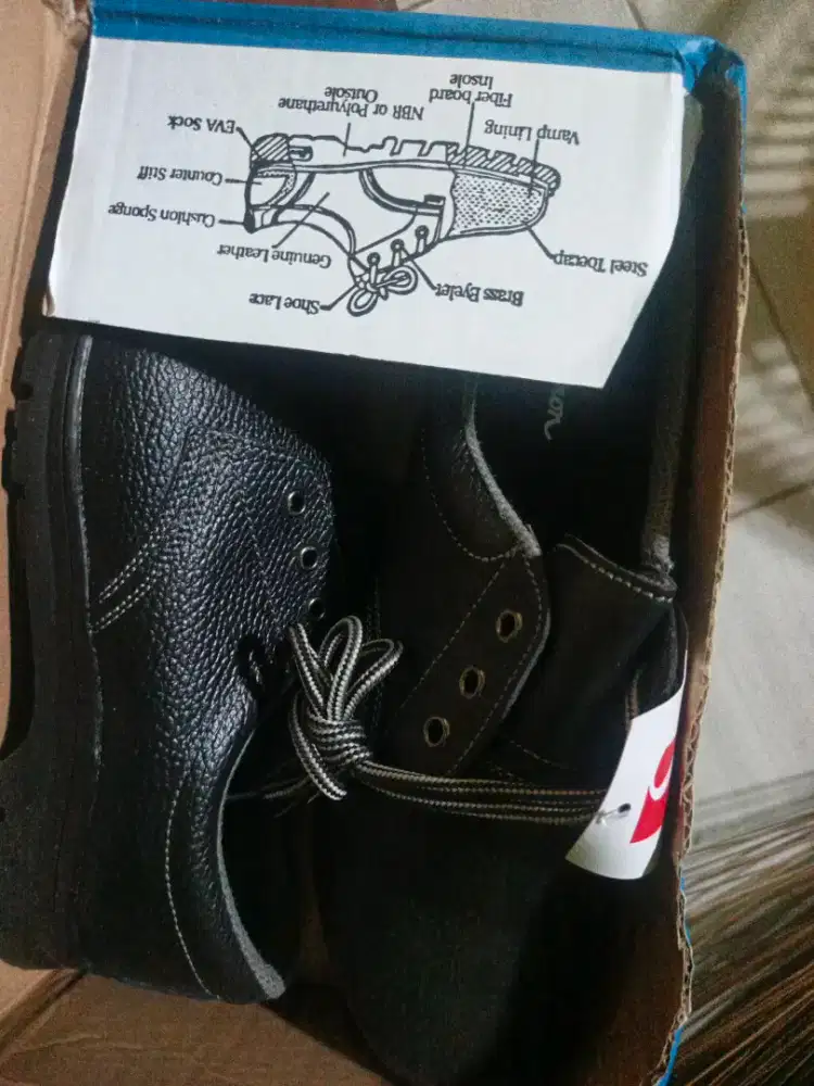 Sepatu safety asli