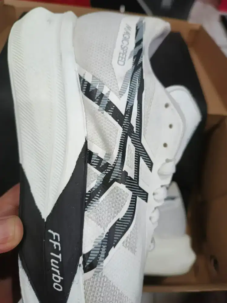 Sepatu sport asics