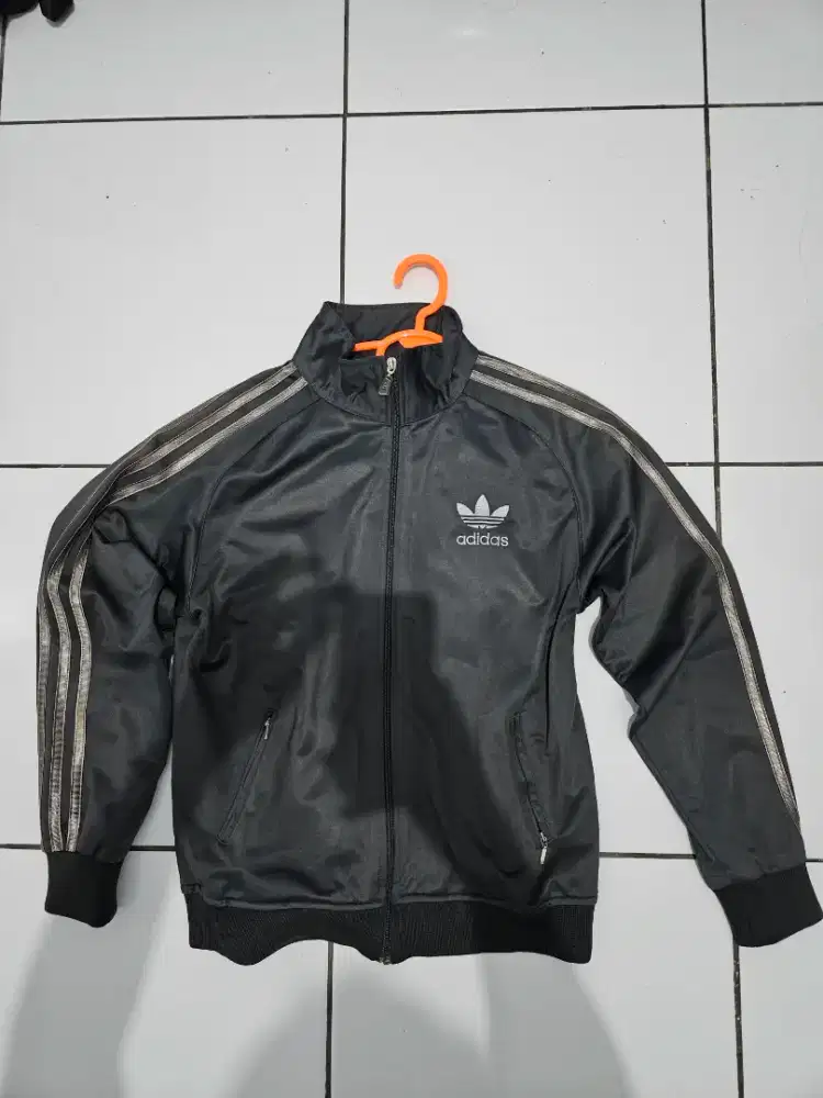 (preloved) swater adidas ukuran L warna abu tua