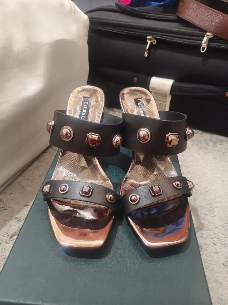 Sepatu hak tinggi EVERBEST