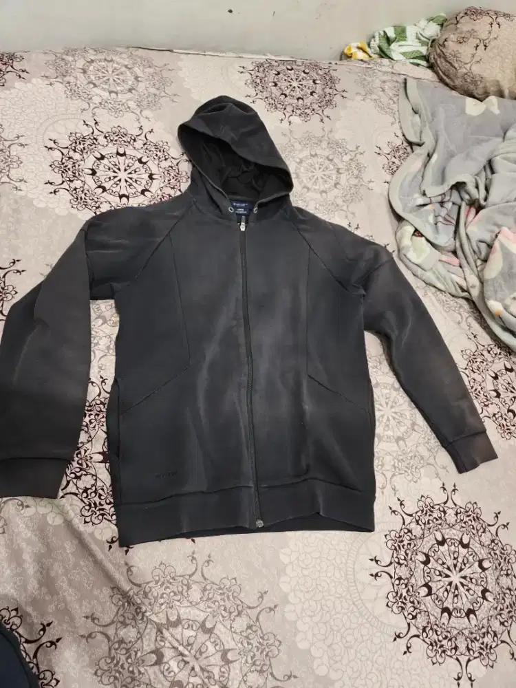 (preloved) hoodie lengan panjang merk svperbia ukuran  L