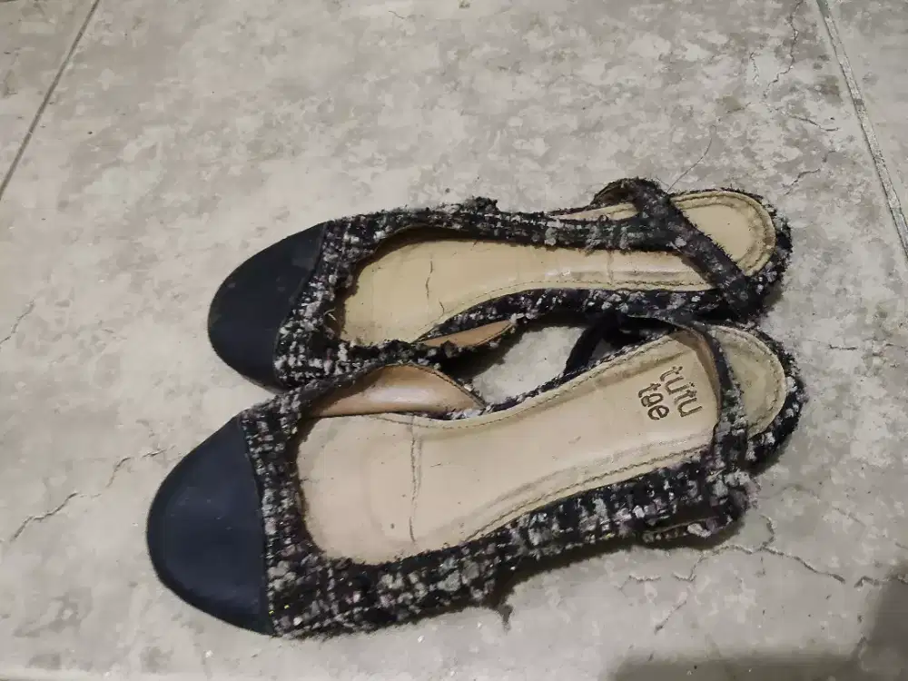Sepatu wanita bekas tutu