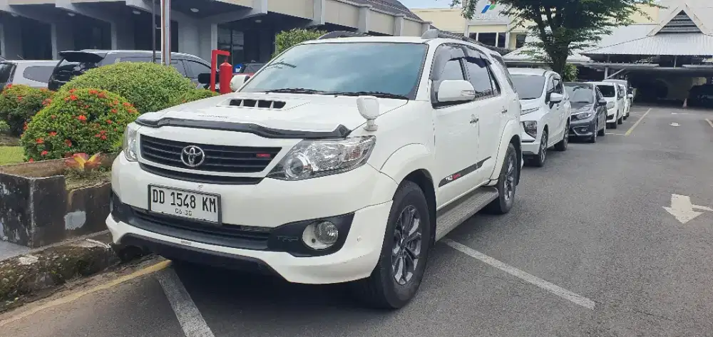 Dijual fortuner type tertinggi TRD 2,5 G A/T  Solar warna putih