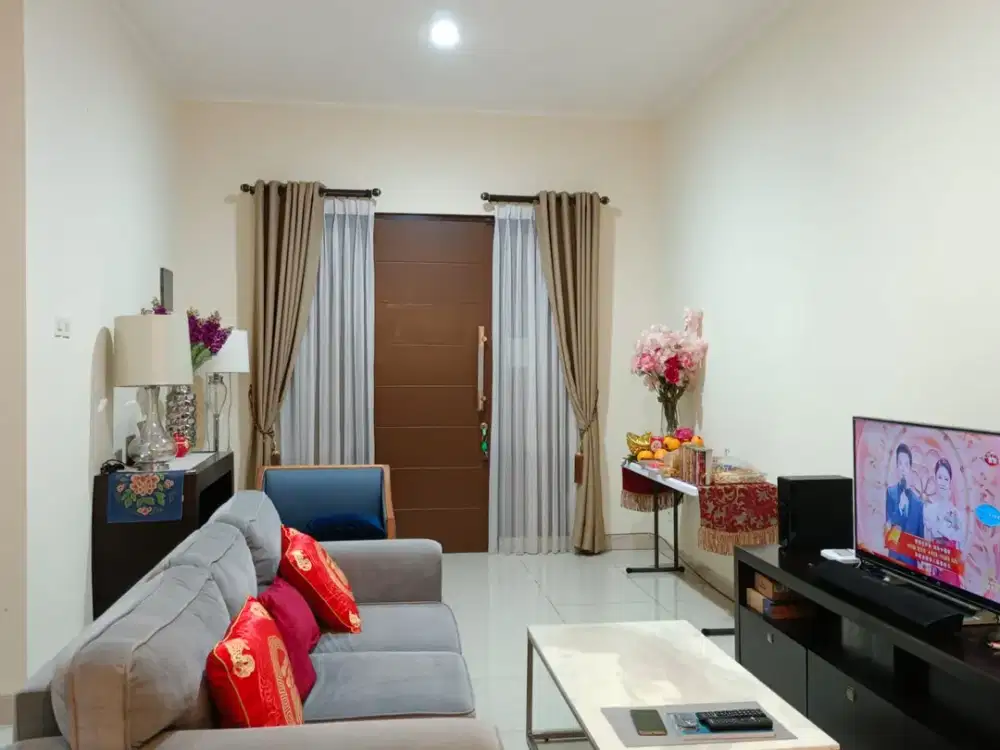 Di sewakan rumah 2 lantai full furnished di arana harapan indah