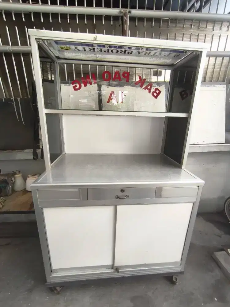 Etalase untuk jualan/usaha